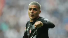 Brian Fernández se molesta durante partido ante Rayados