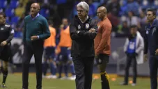 Tuca Ferretti y Chelís durante el Puebla vs Tigres