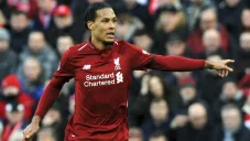 Van Dijk durante un partido con el Liverpool