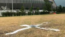 Maqueta del BBVA Bancomer colocada encima de una cruz de sal