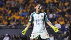 Nahuel Guzmán durante el partido contra Rayados