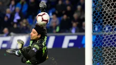 Ochoa alcanza a tapar una opción clara de gol