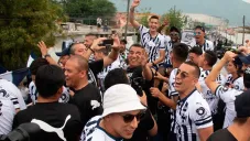 Jugadores de Monterrey en el autobús del equipo