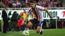 Van Rankin disputa un duelo con las Chivas