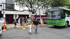 Alumnos caminan afuera del CECyt 12 del IPN