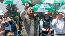 Jesús Ramírez saluda durante un evento público