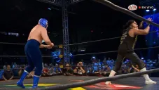 Momento en que Blue Demon Jr. arroja los polvos blancos a Wagner Jr.