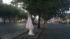 Vestido de novia colgado de un árbol en Monterrey