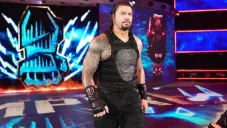 Roman Reigns hace su entrada al ring