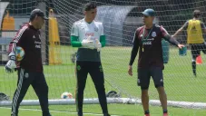 Carlos Higuera recibe instrucciones de Diego Ramírez