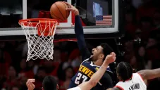Jamal Murray anota una canasta contra Trail Blazers