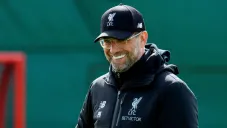 Jürgen Klopp sonríe en un entrenamiento del Liverpool