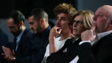 Griezmann con los ojos llorosos en la despedida de Godín