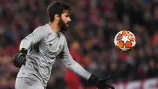 Alisson Becker, despeja en juego contra el Barcelona