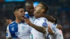 Pachuca celebra una anotación frente a Chivas
