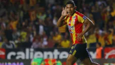 Edison Flores festeja un gol con Monarcas Morelia