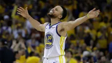 Stephen Curry celebra la victoria de Warriors