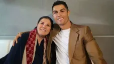 Cristiano y su mamá sonríen para una fotografía