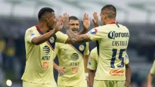 Jugadores del América celebran gol contra Cruz Azul