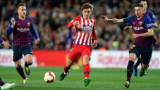 Griezmann pelea un balón en un duelo ante el Barça