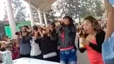 Mamás compiten por ganarse una licuadora