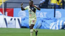 Renato Ibarra durante un partido del América