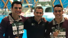 Yahel Castillos y Juan Celaya con su medalla