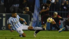 Jugadores de River Plate y Atlético Tucumán durante un partido