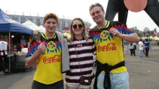 Aficionados londinenses que apoyan al América