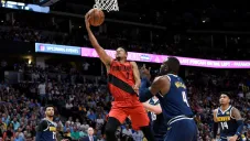 C.J. McCollum a punto de encestar la pelota