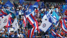 Aficionados de Cruz Azul alientan a su equipo en duelo vs América