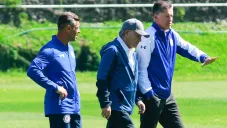 Peláez, Caixinha y Billy caminan en La Noria