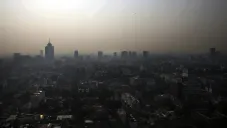 Vista desde las alturas muestra la contaminación en la Ciudad de México