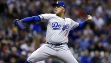 Julio Urías hace un lanzamiento en partido de la MLB