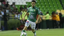 Fernando Navarro conduce el balón durante un partido del León