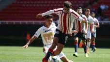 Acciones durante un partido entre Chivas y Pumas de Liga Premier