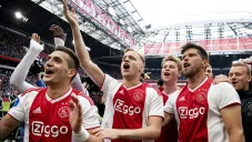 Jugadores del Ajax celebran campeonato