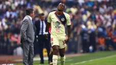 Renato Ibarra se lamenta en un partido con América