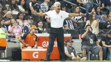 Tuca Ferretti da indicaciones en juego de Monterrey vs Tigres