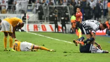 Dueñas y Pabón, en el césped tras el choque de cabezas