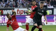 Luka Jovic intenta escapar de dos defensores