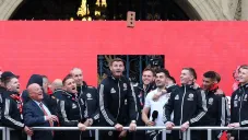 Jugadores y cuerpo técnico festejan el título