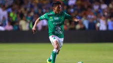 Mena conduce el balón durante el partido