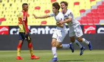 Jugadores de Pumas celebran anotación contra Morelia