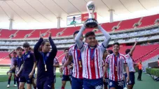 Carlos Jovanni Salcido levanta el título de la Sub 15 con Chivas