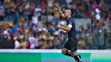 Darío Verón celebra un gol con Pumas