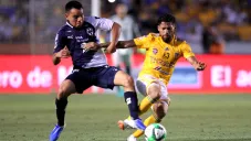 Javier Aquino disputa un balón con Carlos Rodríguez