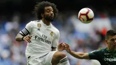Marcelo pelea el balón en el último partido de la temporada