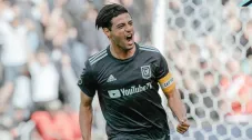 Carlos Vela festeja una anotación con LAFC
