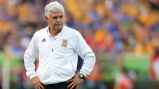 Ferretti dirigiendo un partido de Tigres